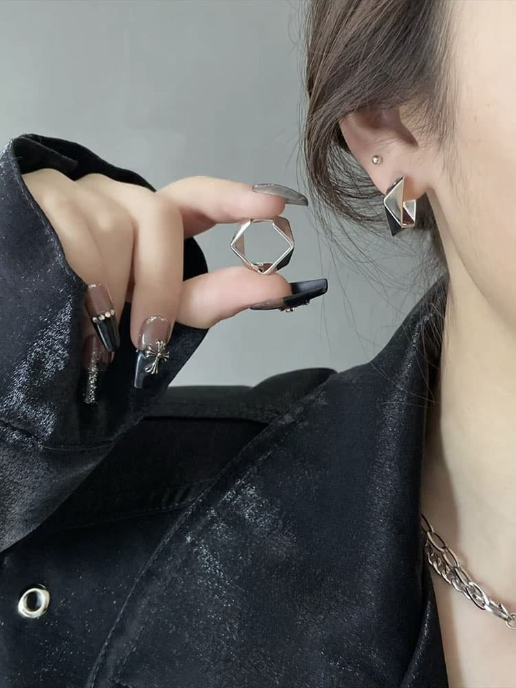 シルバーアクセサリー 立体ひし形デザイン金属製ピアス