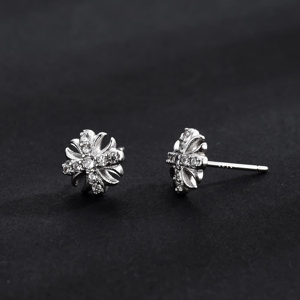 シルバーアクセサリー 華やかな結晶十字ピアス