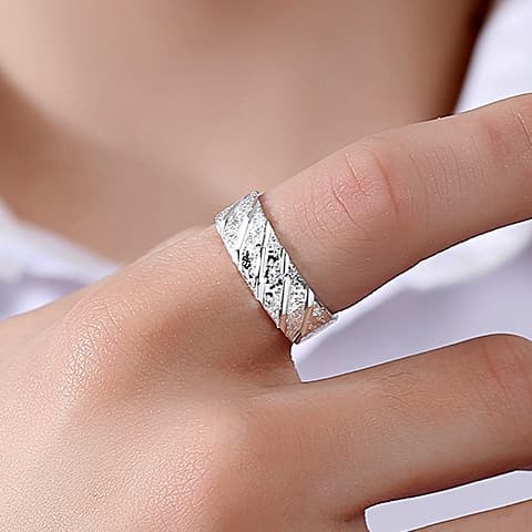 シルバーアクセサリー 幾何学模様が刻まれた斜めカットリング