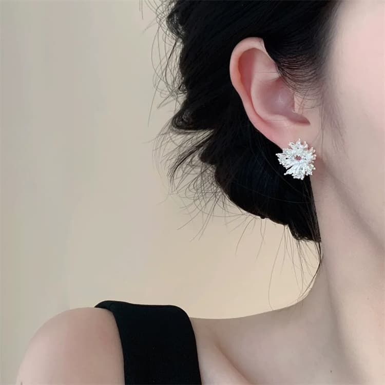 シルバーアクセサリー 真珠と水晶の花型ピアス 洗練された上品な耳飾り