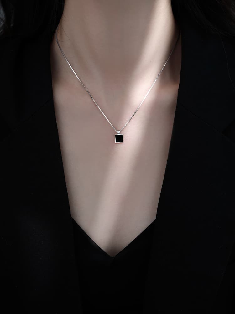 シルバーアクセサリー 石留め細身ネックレス