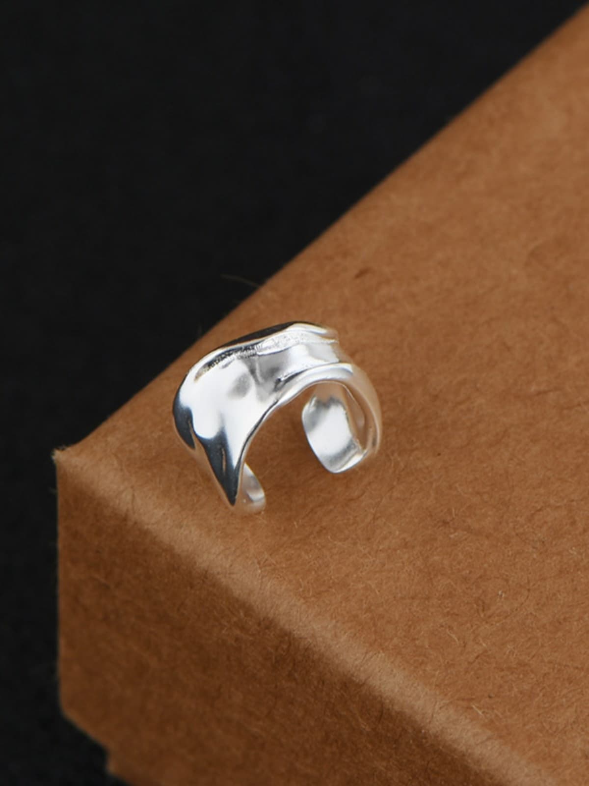 シルバーアクセサリー 波紋のようなイヤーカフ