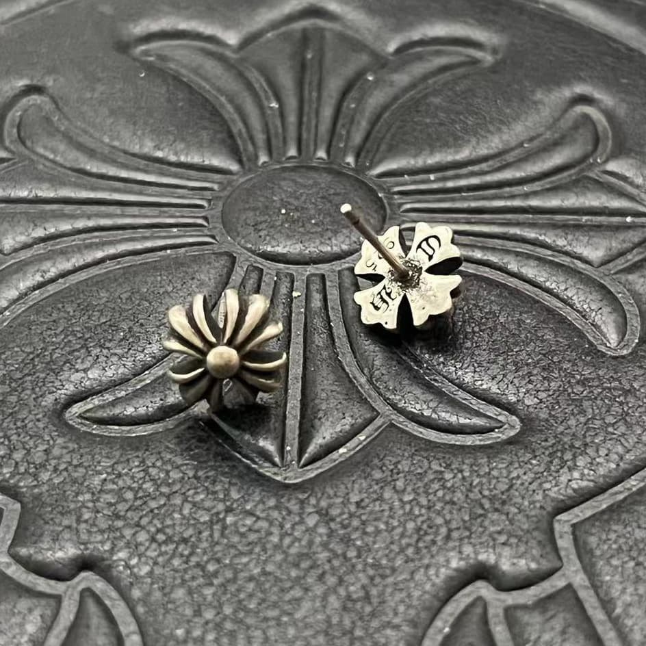 シルバーアクセサリー 花びら透かし彫り アンティークピアス
