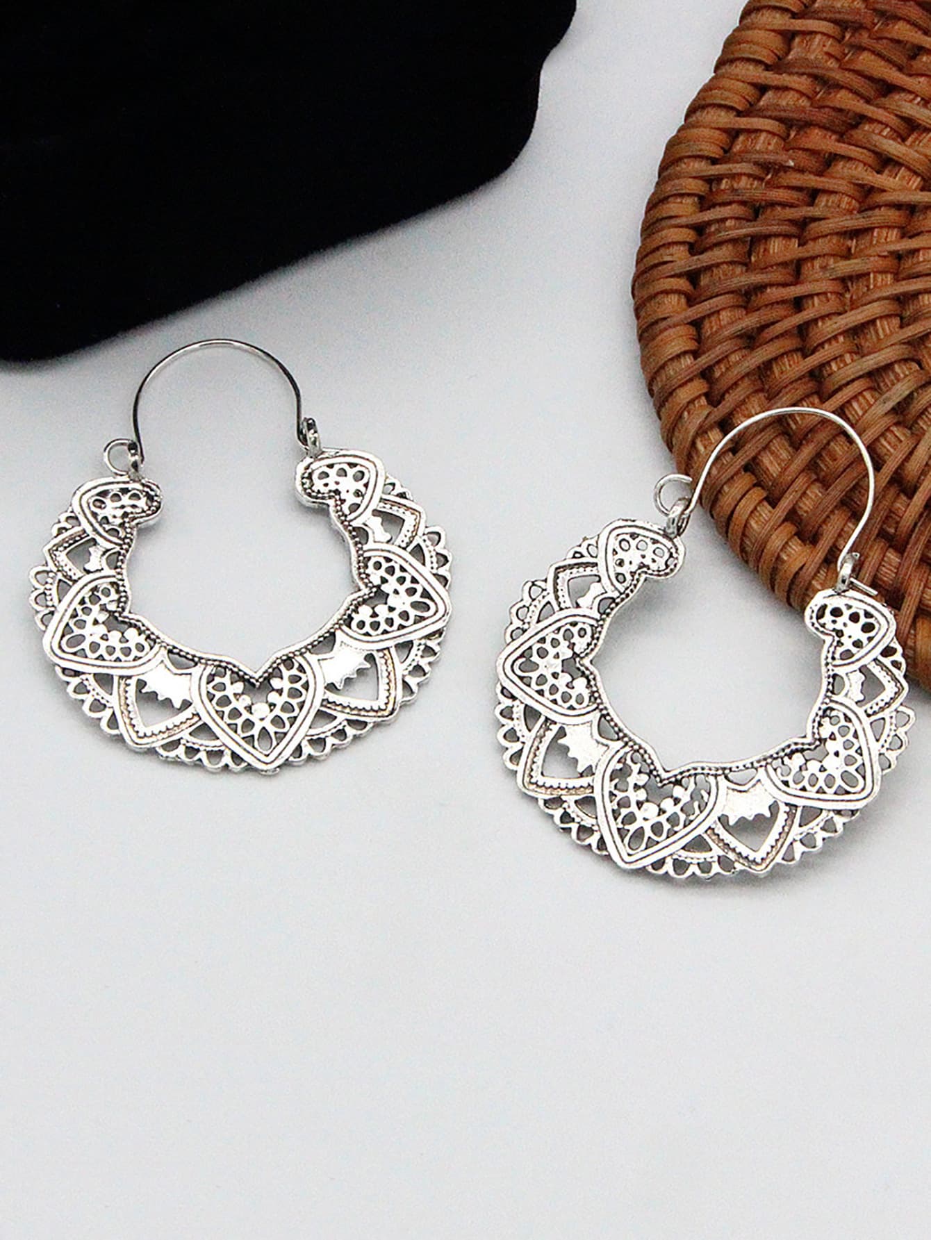 シルバーアクセサリー 透かし模様のハート飾りフープピアス