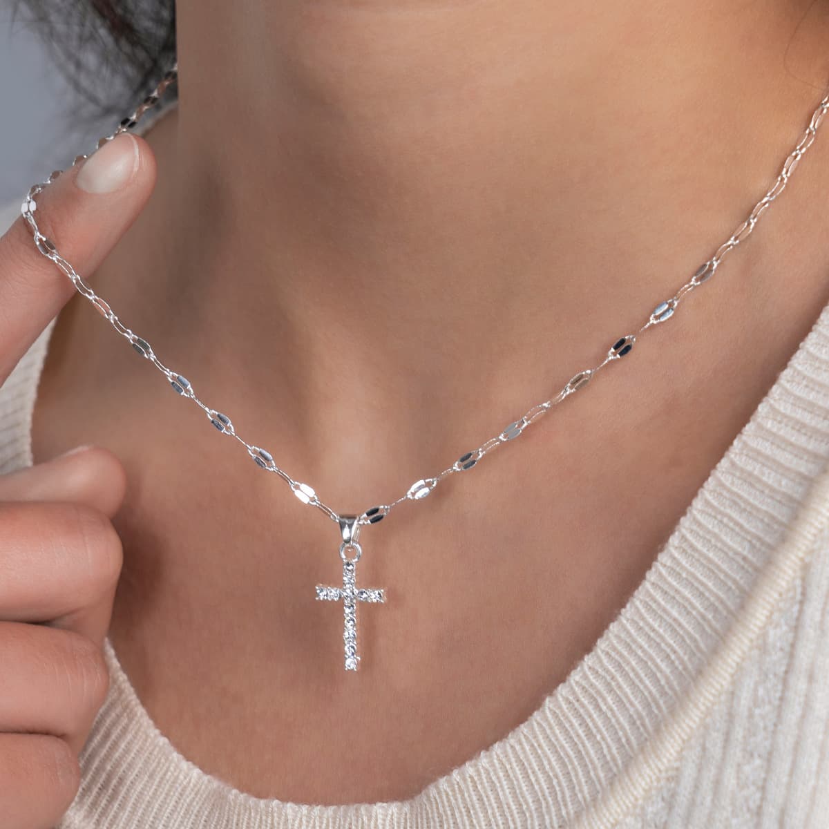 シルバーアクセサリー きらめく十字架のネックレス