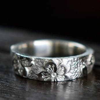 シルバーアクセサリー 桜花模様の彫刻リング