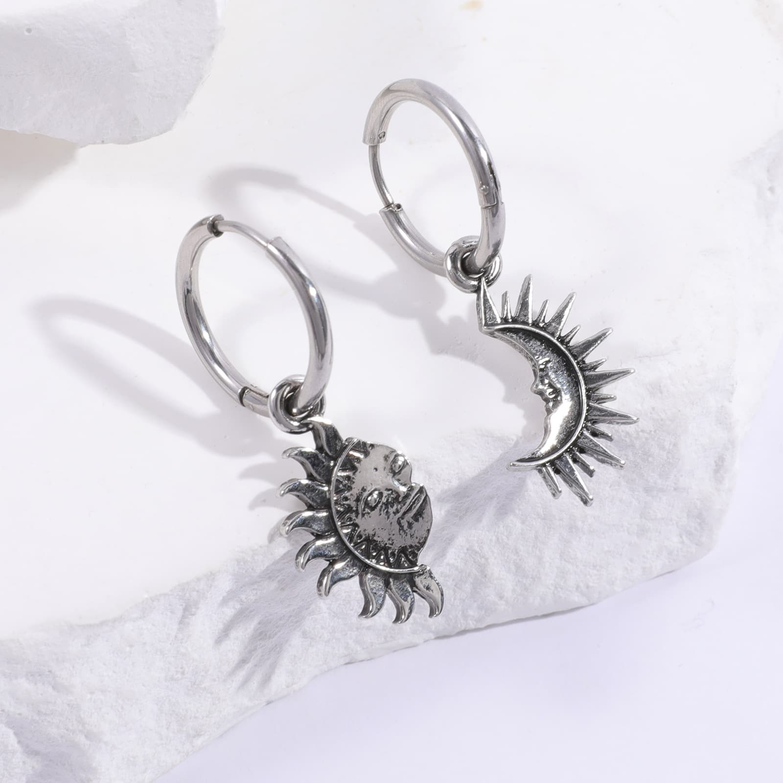 シルバーアクセサリー 太陽と月の物語ピアス