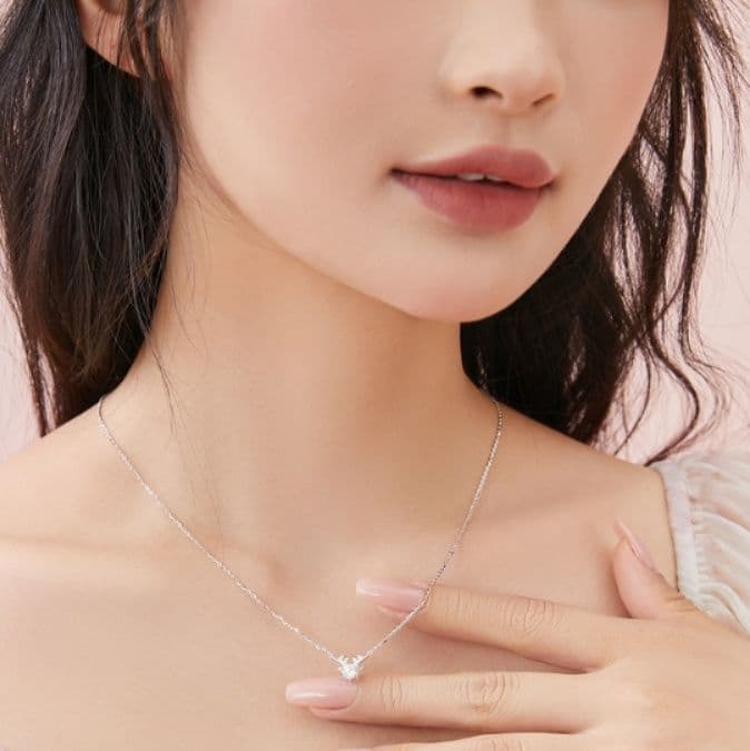 シルバーアクセサリー 煌めく小花のペンダント