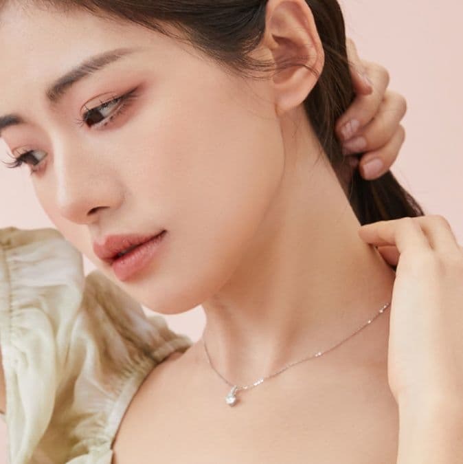 シルバーアクセサリー 煌めく小花のペンダント