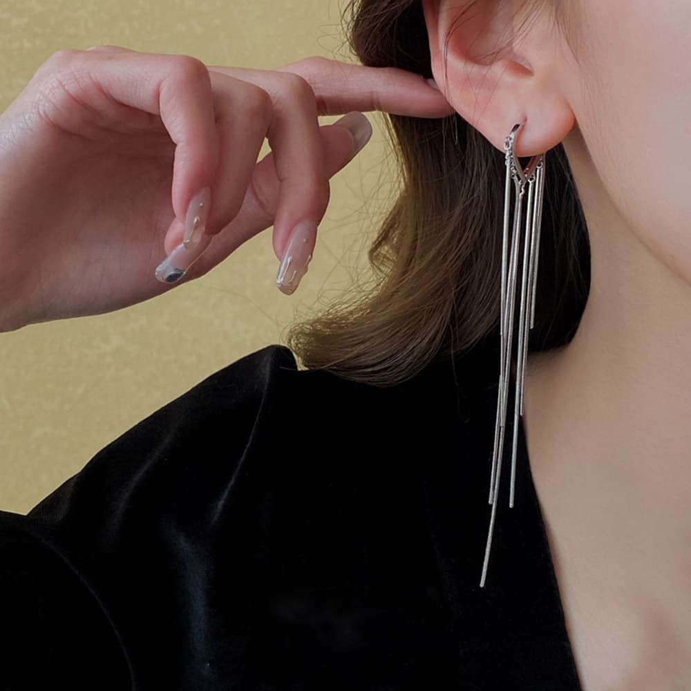 シルバーアクセサリー 揺れるロングタッセルピアス 韓国風