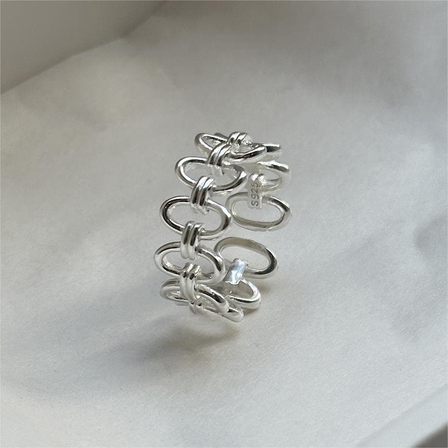 シルバーアクセサリー 輪繋ぎ模様の透かしリング