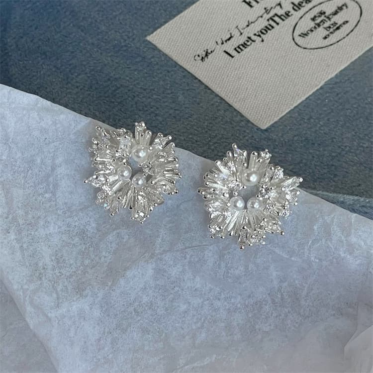 シルバーアクセサリー 真珠と水晶の花型ピアス 洗練された上品な耳飾り