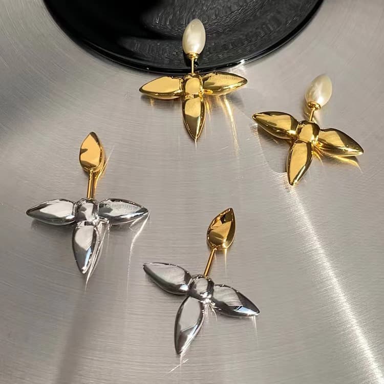 シルバーアクセサリー 四枚花びら プチフラワー ピアス