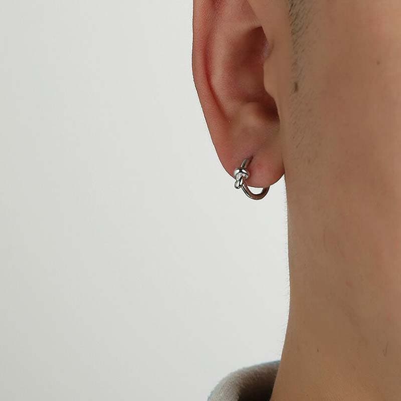 シルバーアクセサリー 結び目モチーフの輪型ピアス