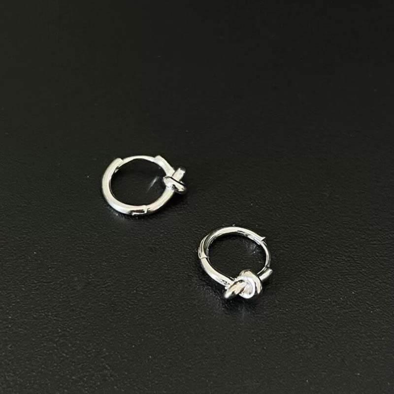 シルバーアクセサリー 結び目モチーフの輪型ピアス