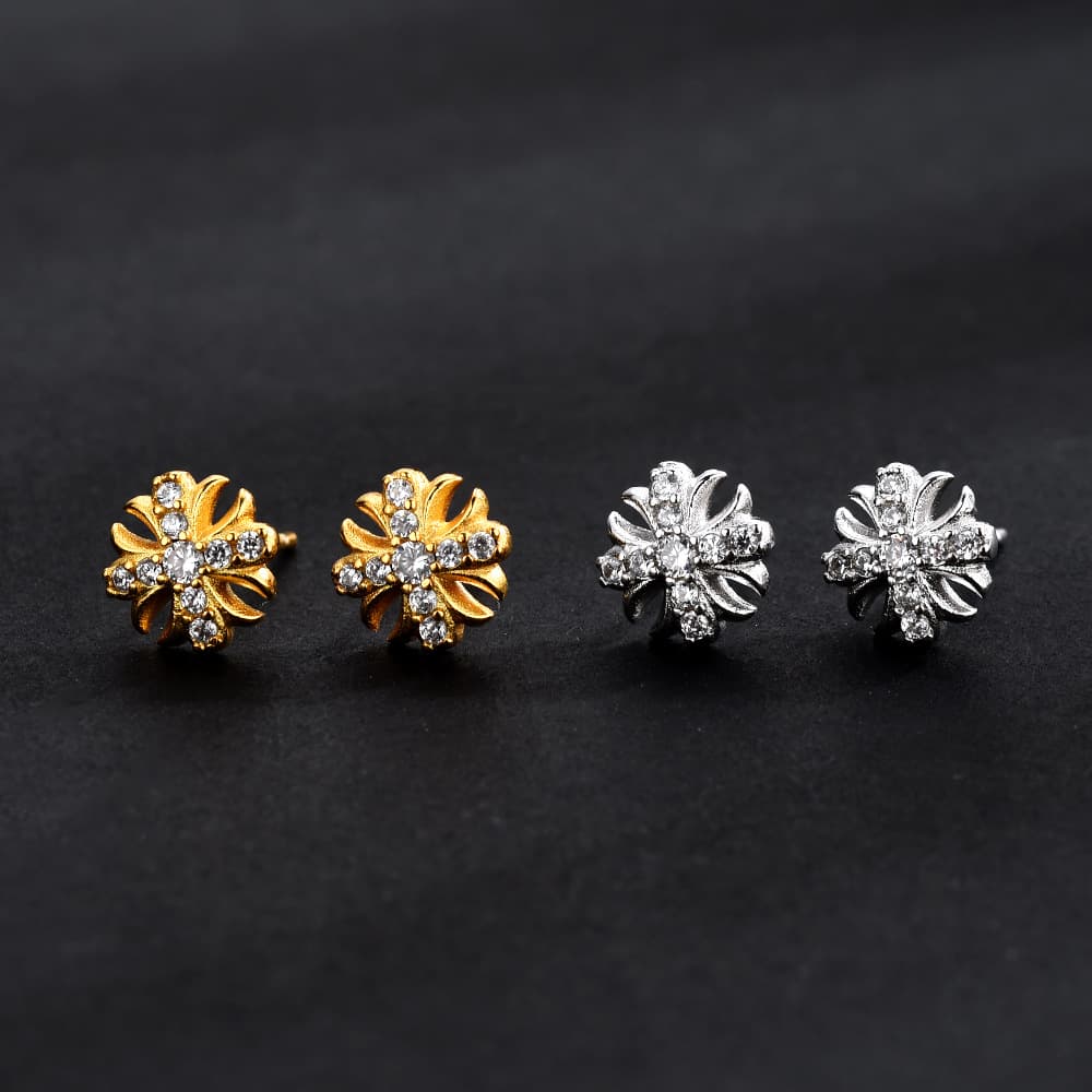 シルバーアクセサリー 華やかな結晶十字ピアス