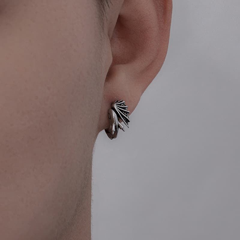 シルバーアクセサリー 翼のある龍のフープピアス