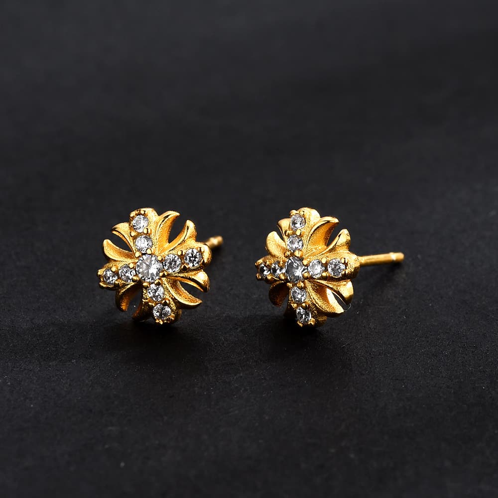 シルバーアクセサリー 華やかな結晶十字ピアス