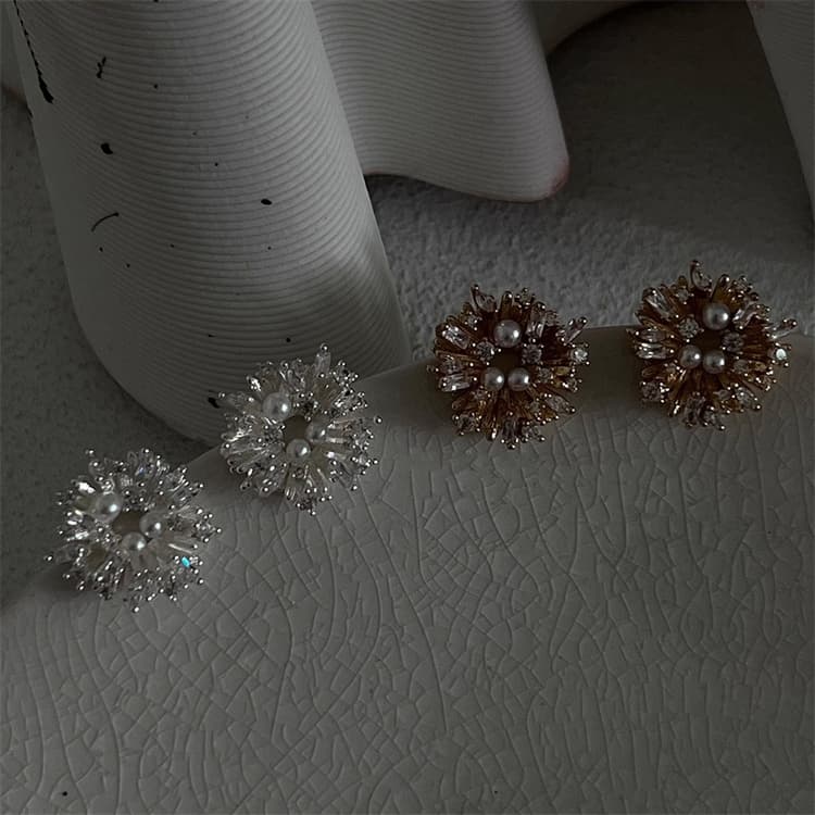 シルバーアクセサリー 真珠と水晶の花型ピアス 洗練された上品な耳飾り