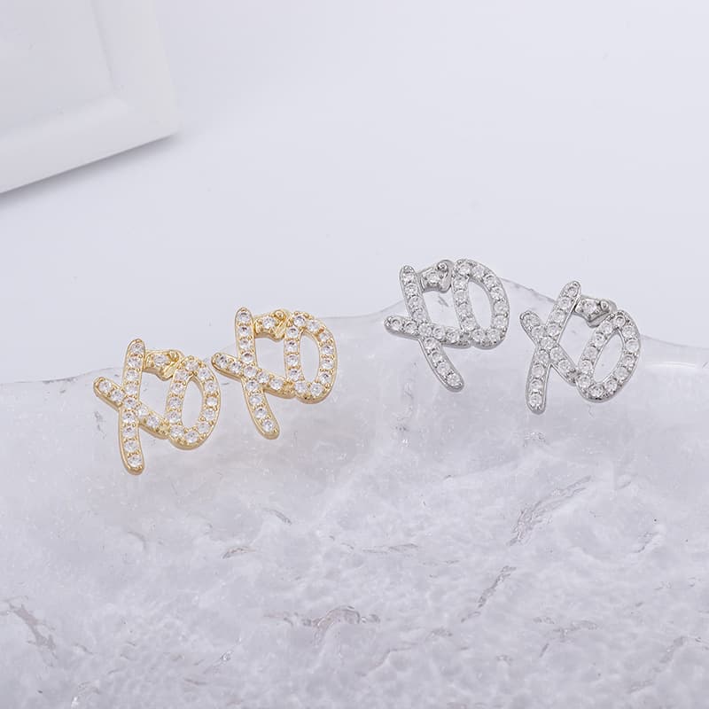 シルバーアクセサリー キラめき キス アンド ハグ ピアス