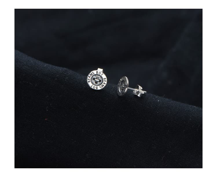 シルバーアクセサリー 円形ボタンモチーフピアス