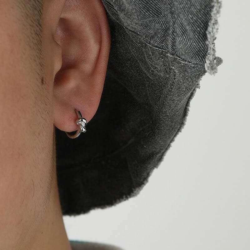 シルバーアクセサリー 結び目モチーフの輪型ピアス