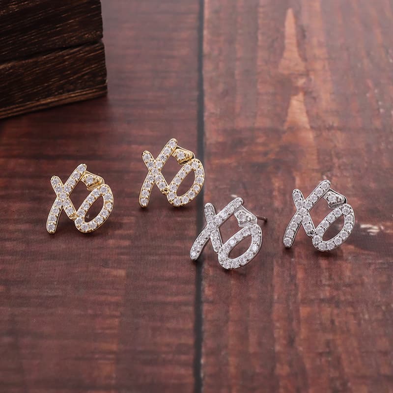 シルバーアクセサリー キラめき キス アンド ハグ ピアス