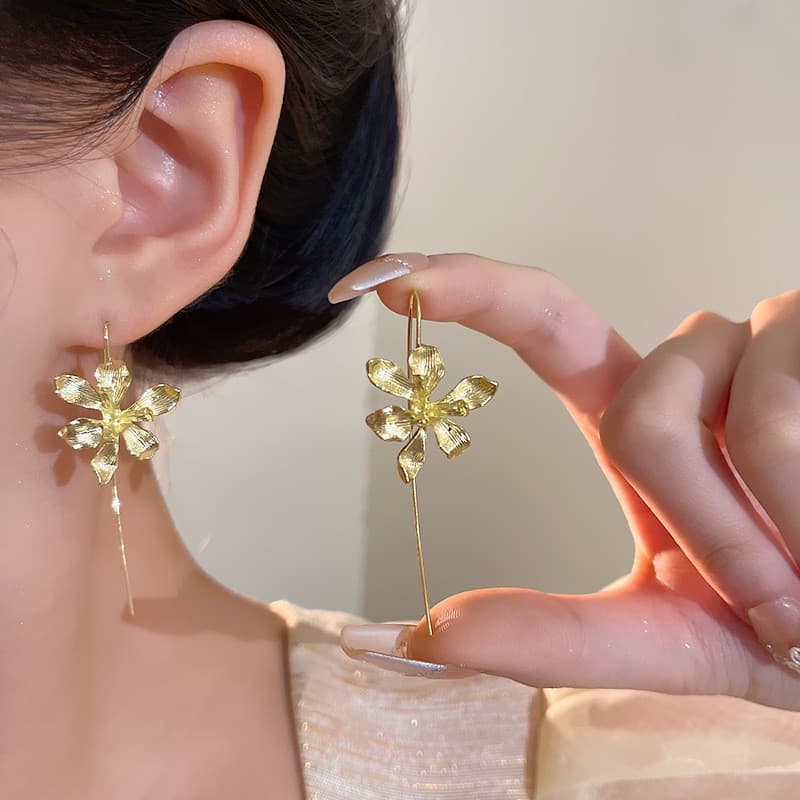 シルバーアクセサリー 結晶花びらのロングピアス