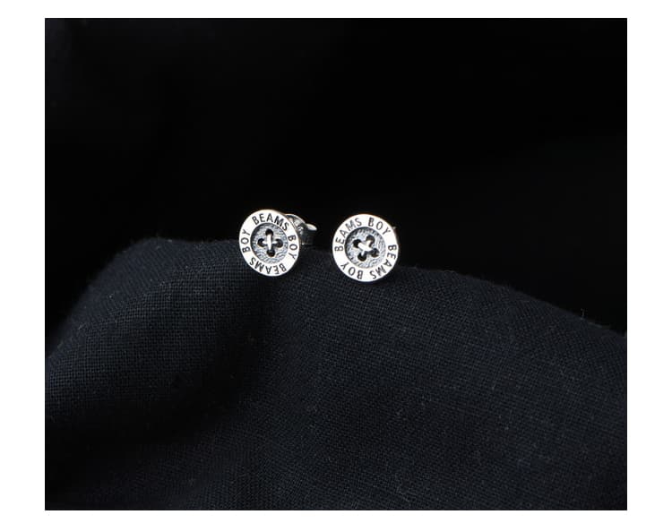 シルバーアクセサリー 円形ボタンモチーフピアス