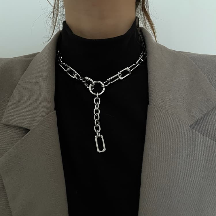 シルバーアクセサリー 洗練されたチェーンネックレス 個性的な輪デザイン