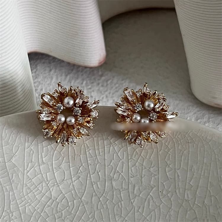 シルバーアクセサリー 真珠と水晶の花型ピアス 洗練された上品な耳飾り
