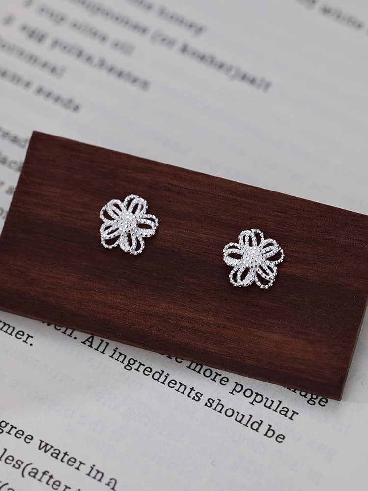 シルバーアクセサリー 透かし彫り花びらイヤリング