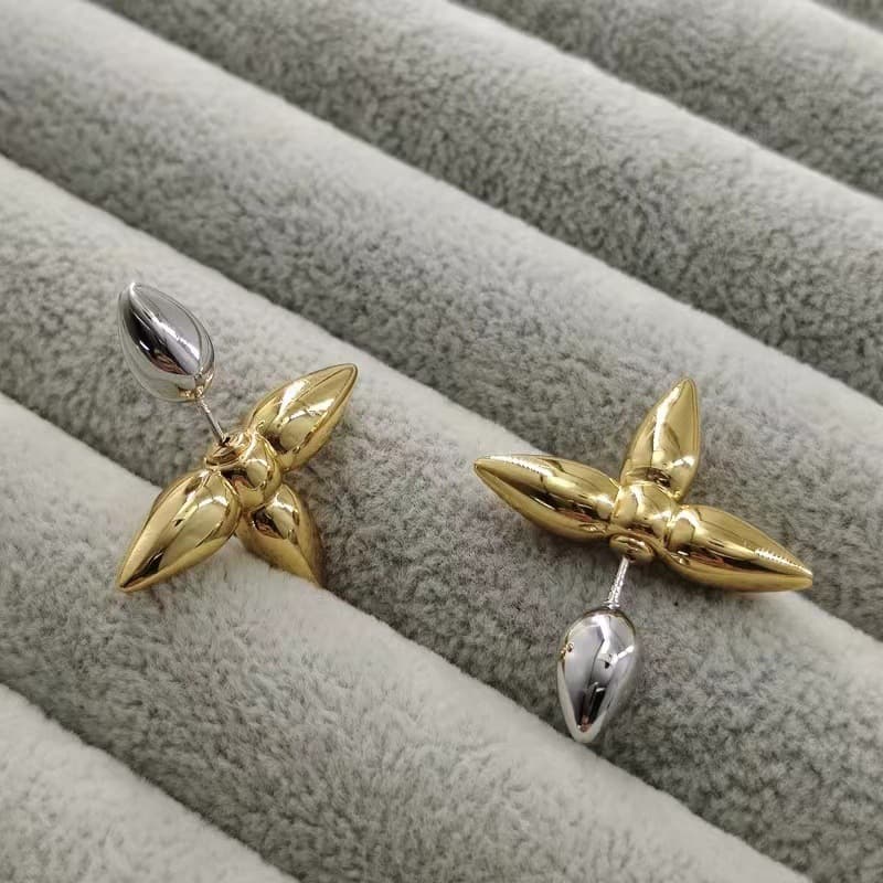 シルバーアクセサリー 四枚花びら プチフラワー ピアス