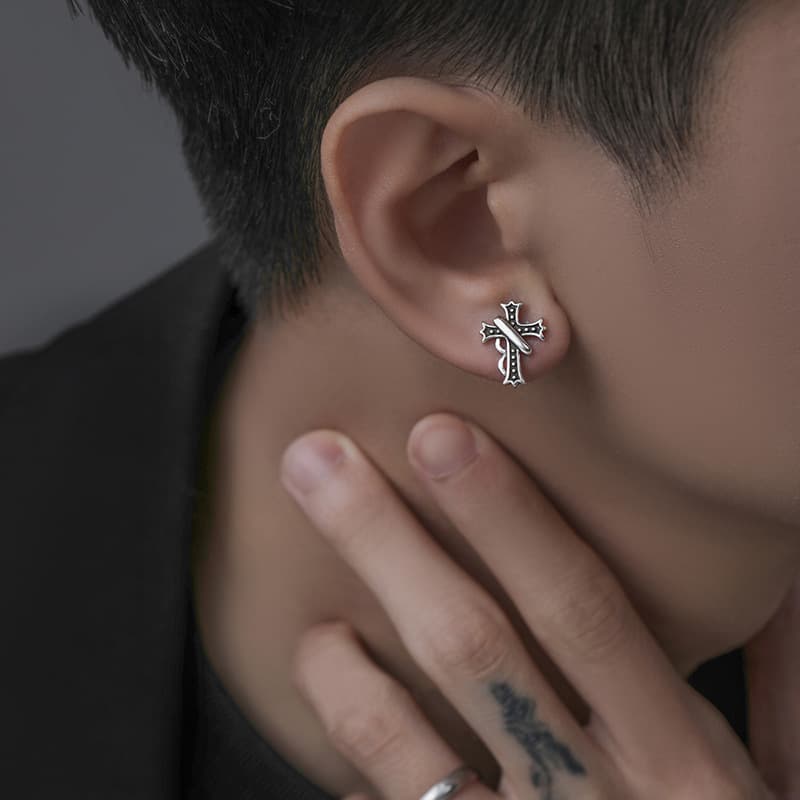シルバーアクセサリー 十字架の刻印アンティークピアス