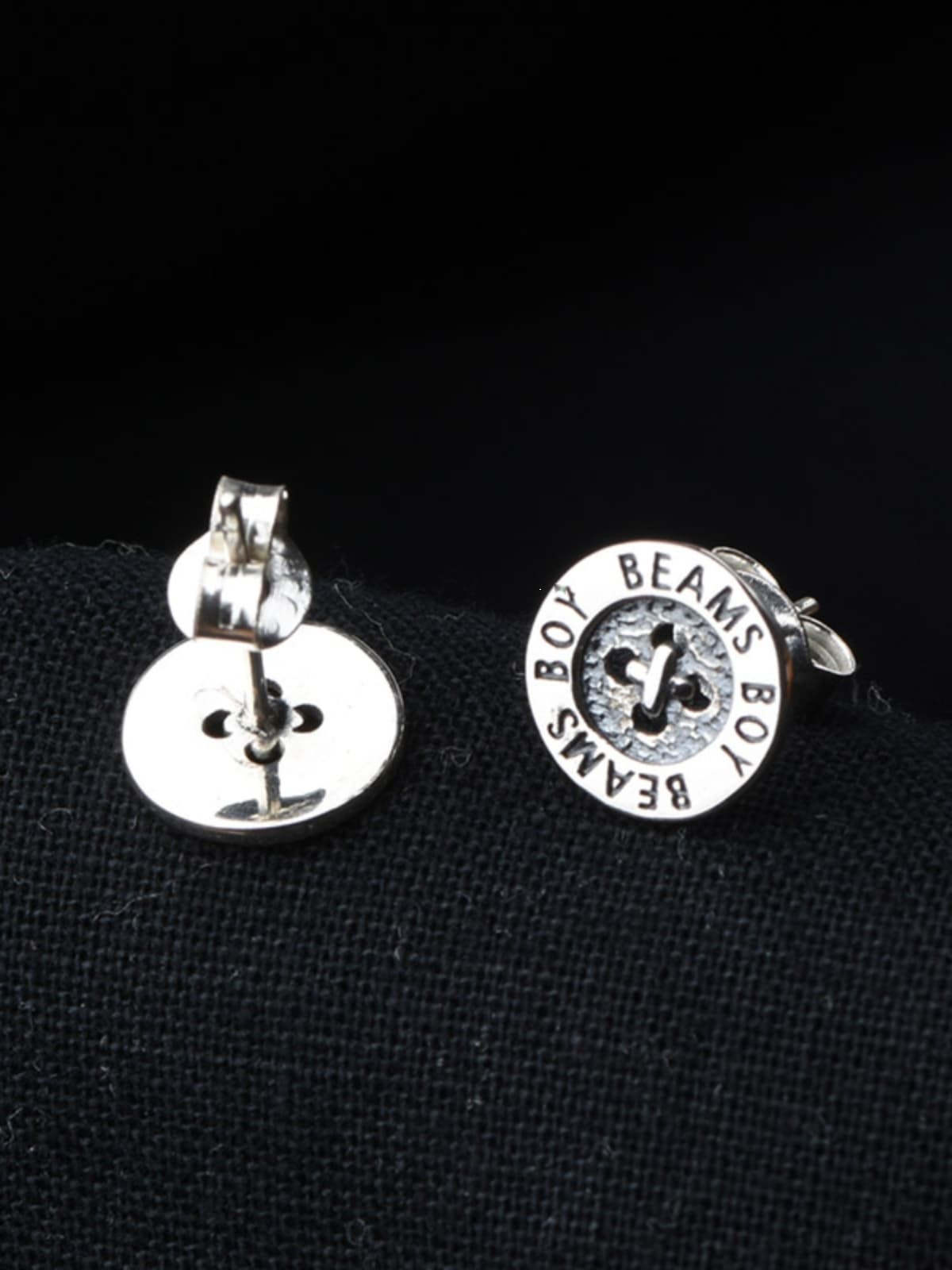 シルバーアクセサリー 円形ボタンモチーフピアス