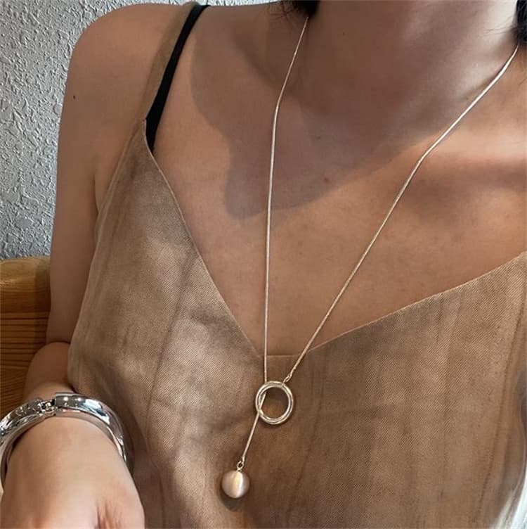 シルバーアクセサリー シルバー円形チャーム付きロングネックレス