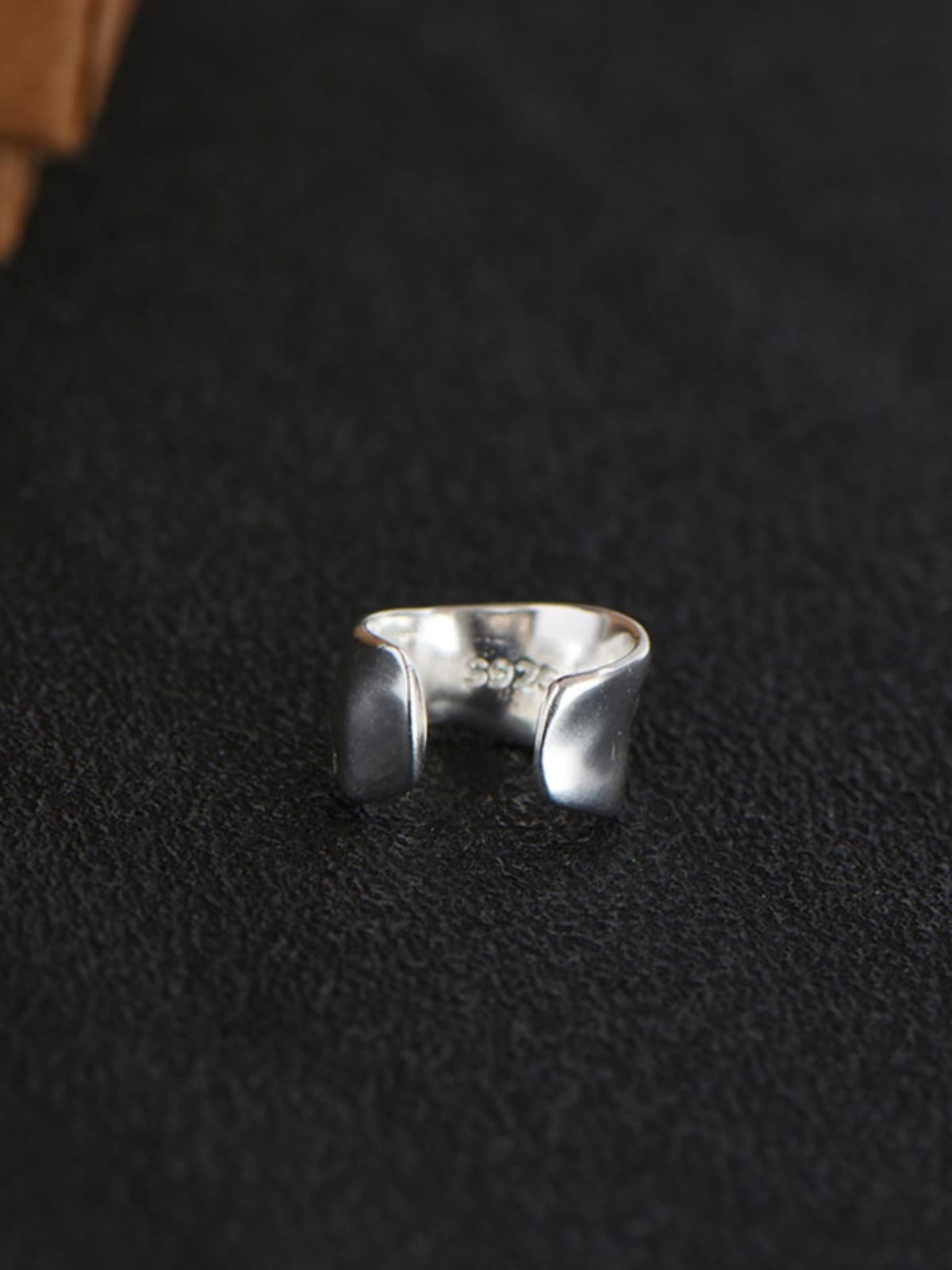シルバーアクセサリー 波紋のようなイヤーカフ