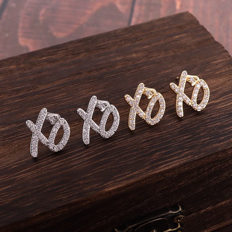 シルバーアクセサリー キラめき キス アンド ハグ ピアス