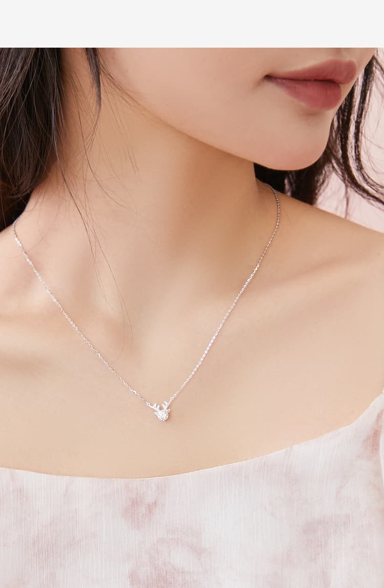 シルバーアクセサリー 煌めく小花のペンダント