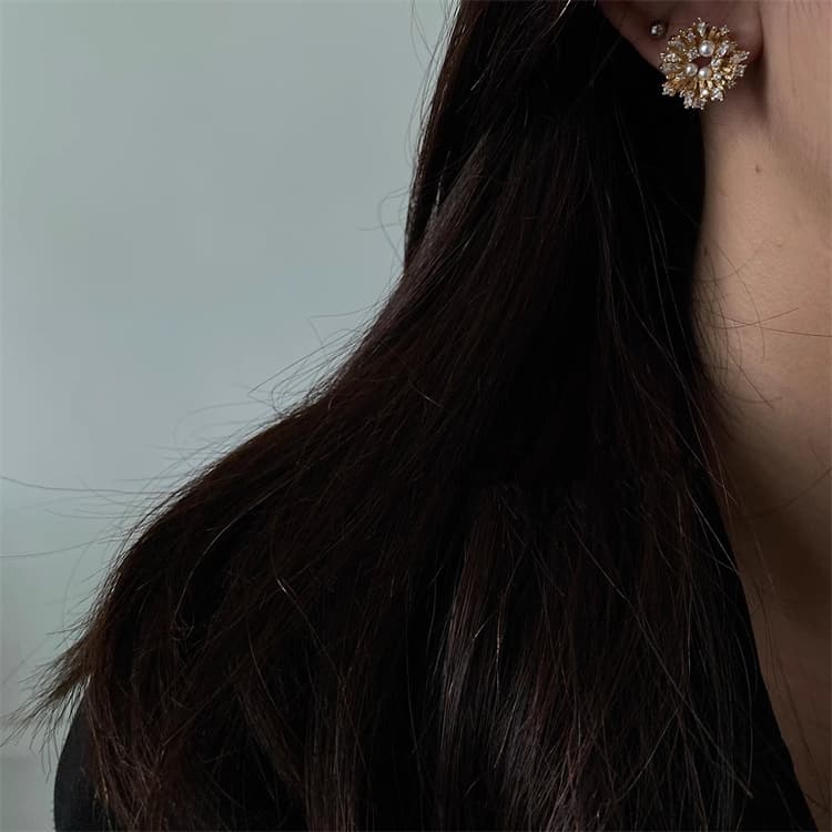 シルバーアクセサリー 真珠と水晶の花型ピアス 洗練された上品な耳飾り