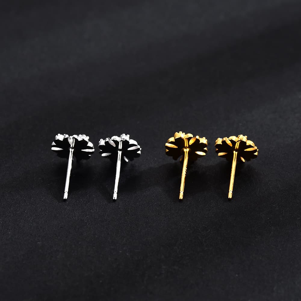 シルバーアクセサリー 華やかな結晶十字ピアス