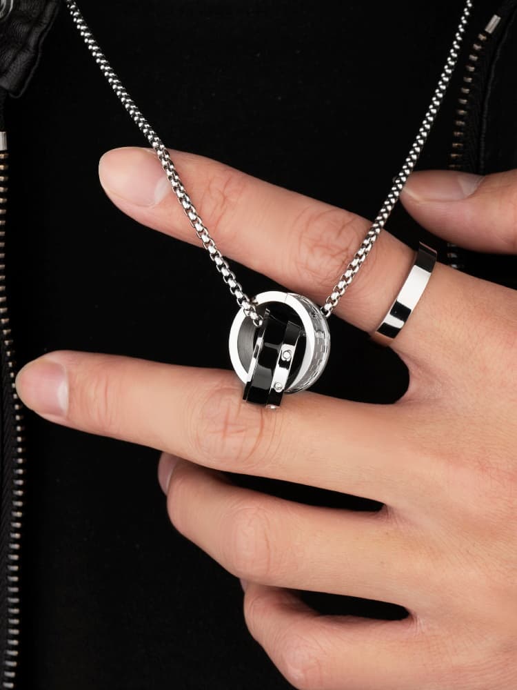 シルバーアクセサリー 二連リングのダイヤカットチェーンペンダント