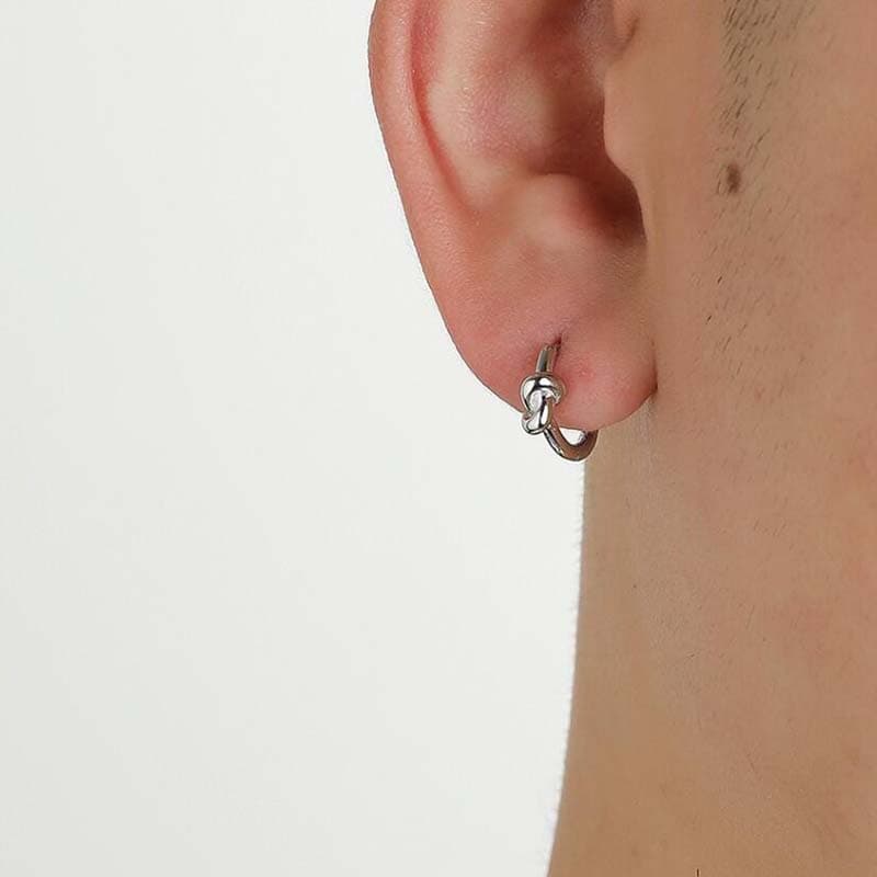 シルバーアクセサリー 結び目モチーフの輪型ピアス
