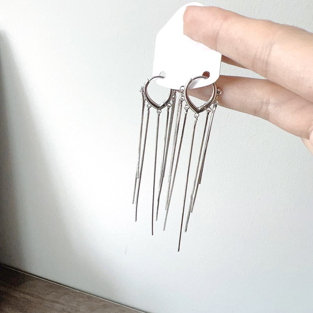 シルバーアクセサリー 揺れるロングタッセルピアス 韓国風