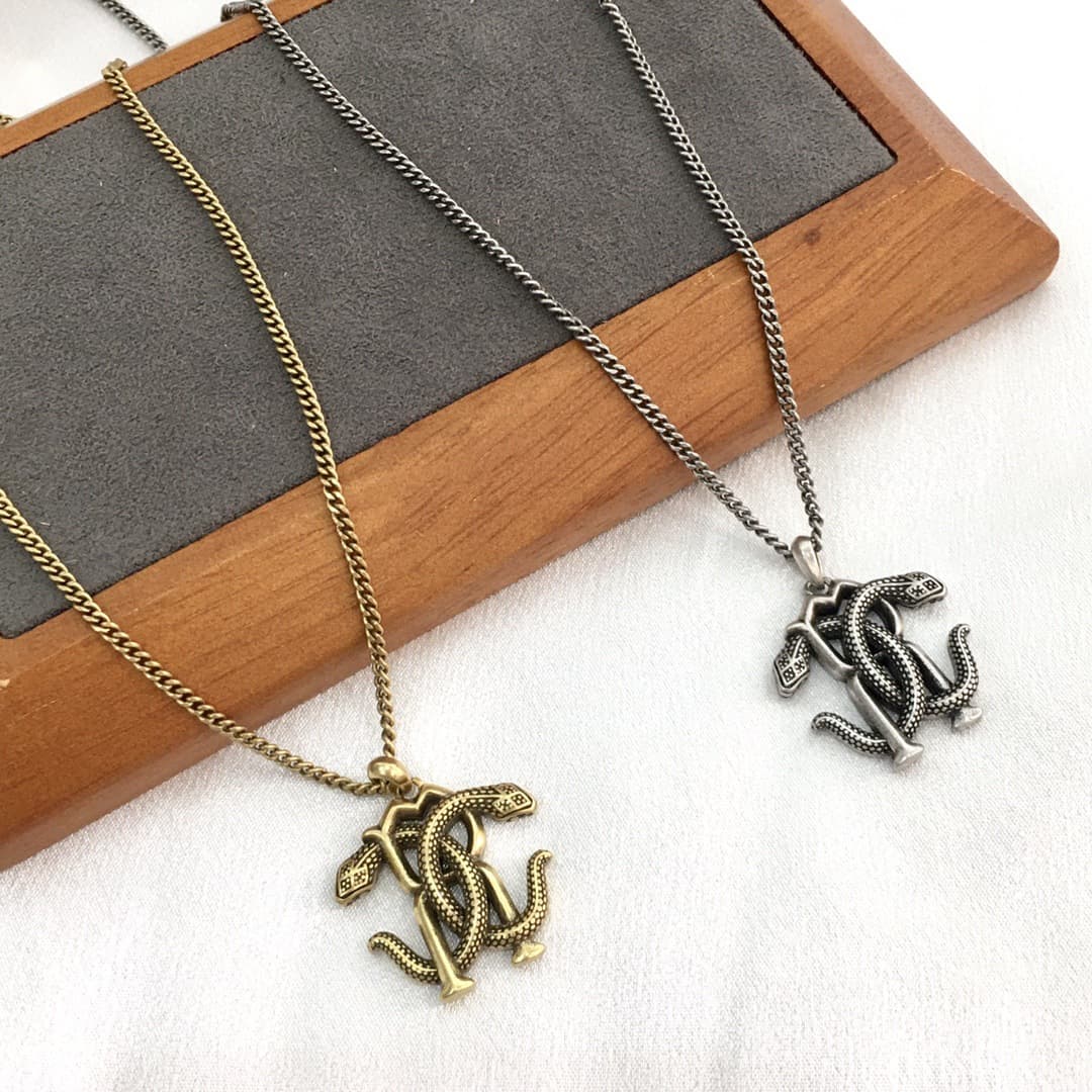 シルバーアクセサリー 蛇のモチーフペンダントネックレス