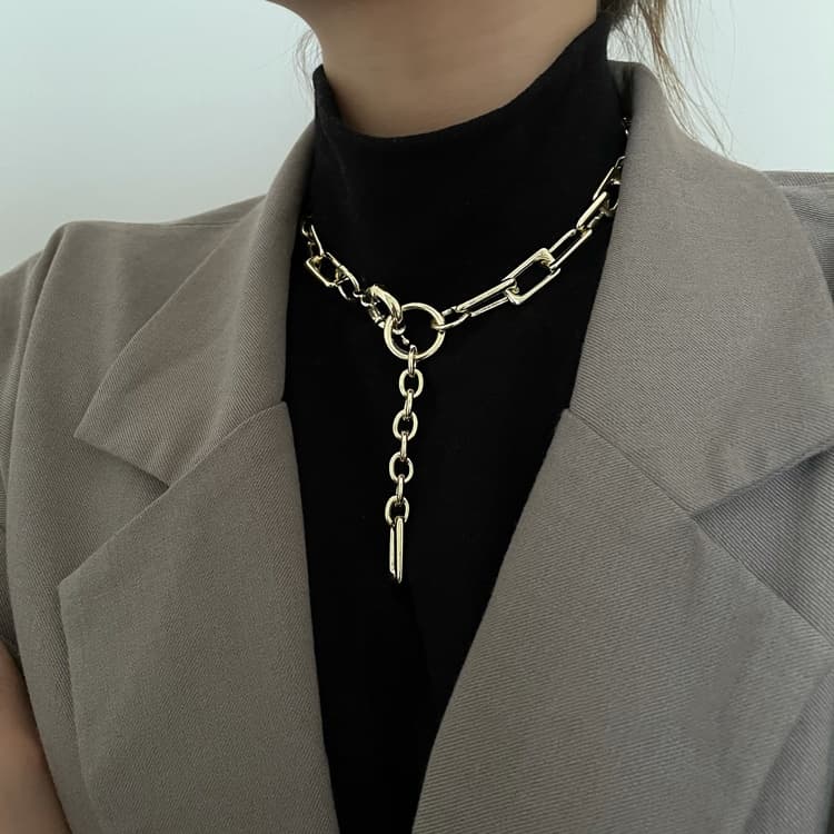 シルバーアクセサリー 洗練されたチェーンネックレス 個性的な輪デザイン