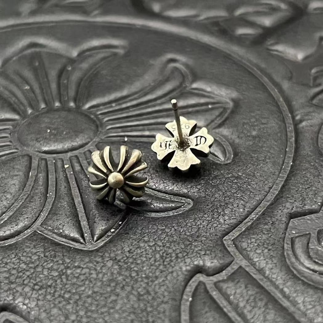 シルバーアクセサリー 花びら透かし彫り アンティークピアス