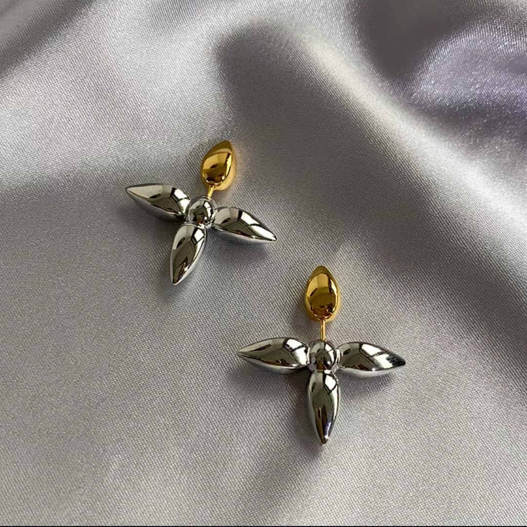 シルバーアクセサリー 四枚花びら プチフラワー ピアス