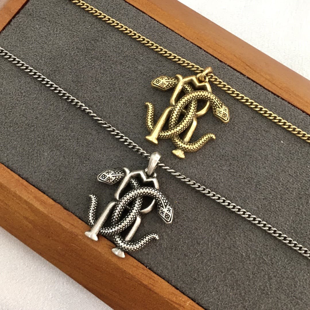 シルバーアクセサリー 蛇のモチーフペンダントネックレス
