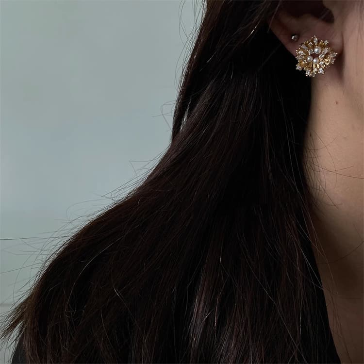 シルバーアクセサリー 真珠と水晶の花型ピアス 洗練された上品な耳飾り